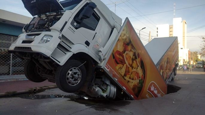 Un camión cayó dentro de un pozo