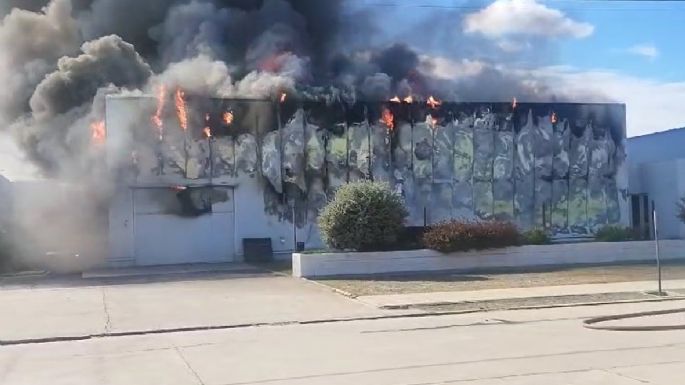 [Videos] Importante incendio en la planta de Vill-Cor, ubicada en el Parque Industrial