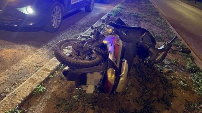 Perdió el control de su moto y terminó con graves lesiones