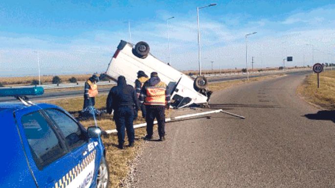 Jóvenes comisionistas heridos en un vuelco en la autopista