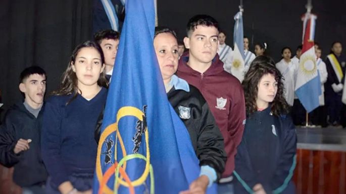Frente a su bandera
