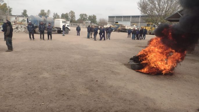 [Video] Trabajadores cerraron el Corralón para reclamar por recomposición salarial y horas extras