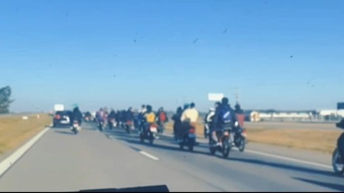 Picadas: vecino captó el momento de la fila de motos en la autopista