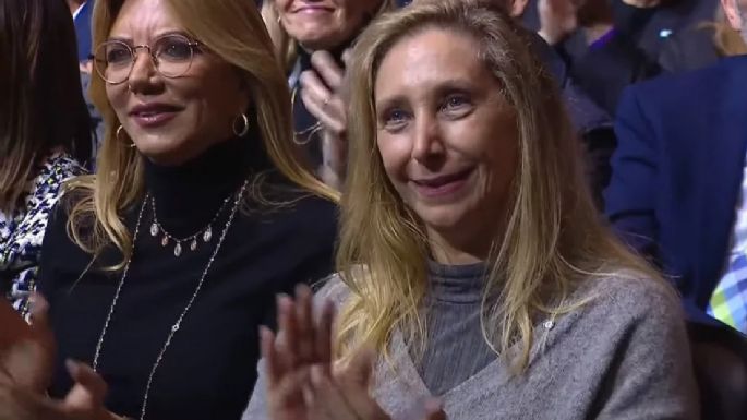 Villarruel, Karina y "Yuyiyo" González en la primera fila del evento de Milei