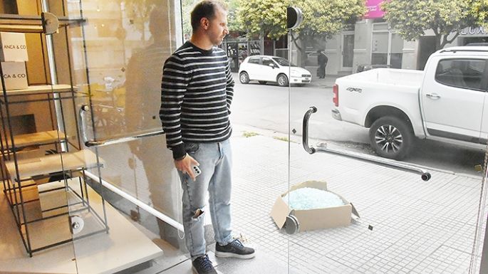 [Video] En 40 horas, destrozaron dos veces la puerta de un negocio