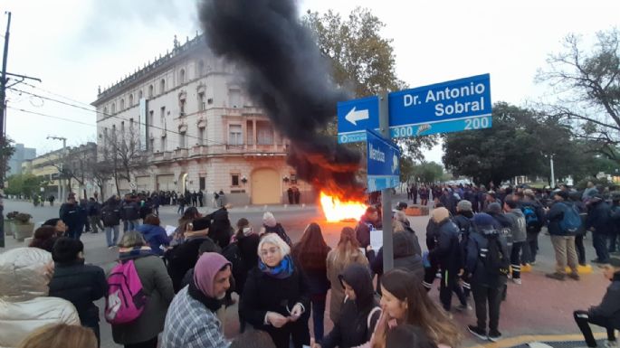[Videos] Reclamos por aumento salarial y corte de calles frente al Palacio Municipal