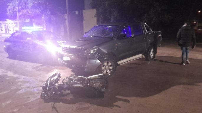 Un motociclista resultó con lesiones graves tras chocar contra una camioneta