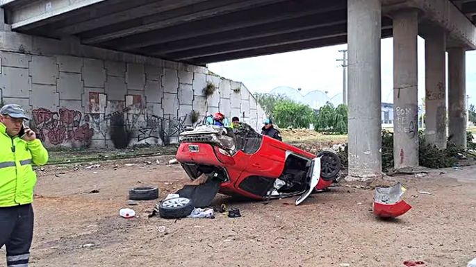 Se quedó dormido mientras manejaba por la Circunvalación y cayó desde unos 10 metros