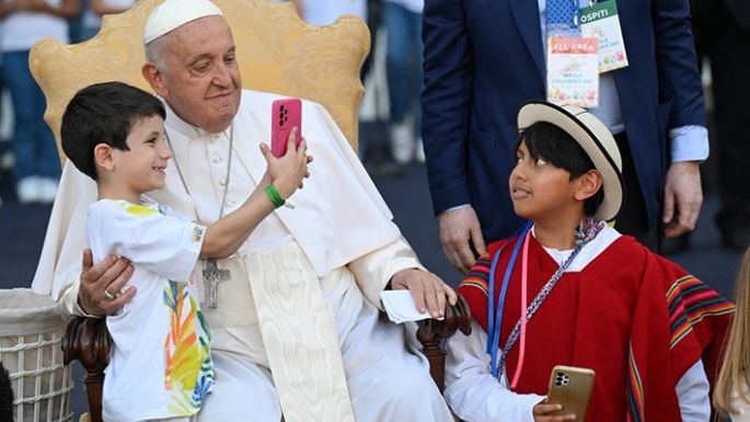 El papa junto a niños de todos los continentes