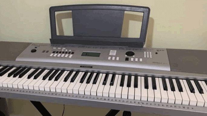 Robaron un piano y una consola de sonido en un templo durante el fin de semana