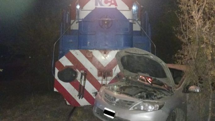 Un auto colisionó con el tren en barrio Las Playas: un menor terminó con heridas leves