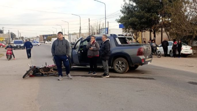 Joven motociclista sufrió lesiones leves en el "accidente nuestro de cada día"
