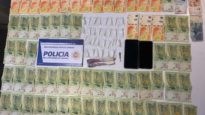 Dos detenidos tras secuestrar cocaína y dinero en un auto