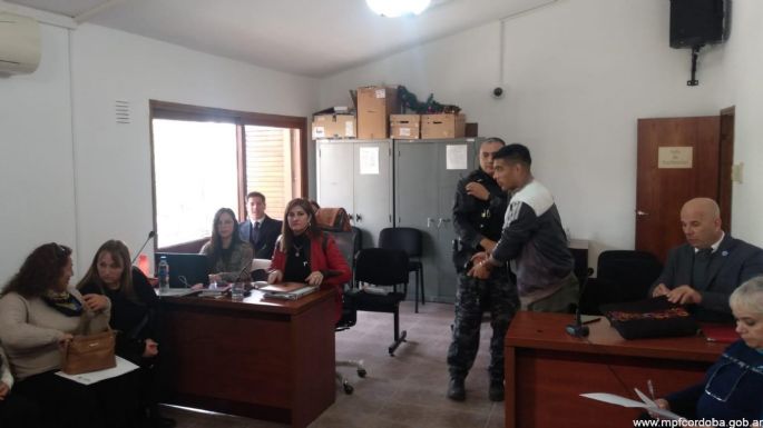 Le quitó el arma reglamentaria a un policía e intentó matarlo