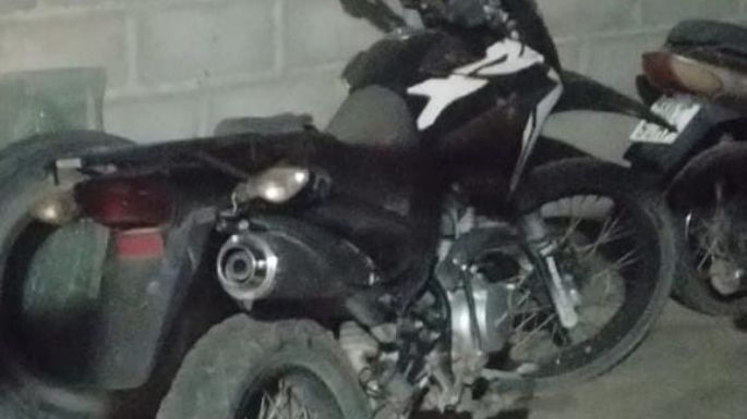 Dos jóvenes circulaban en una moto sin luces por la ruta