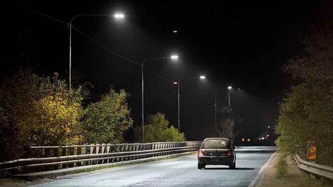 Colocaron luces led en un puente