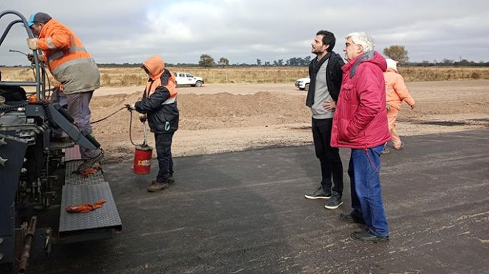 Las autoridades recorrieron puntos de obra en la ruta 2