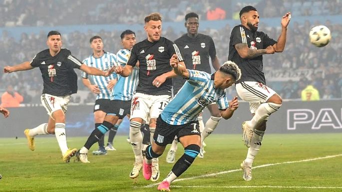 Racing le ganó a Riestra con un gol agónico y es líder de la Liga Profesional