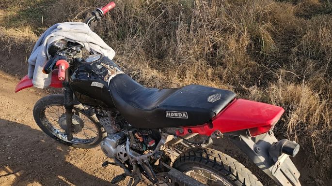 Viajaba en moto sin casco y sin documentación