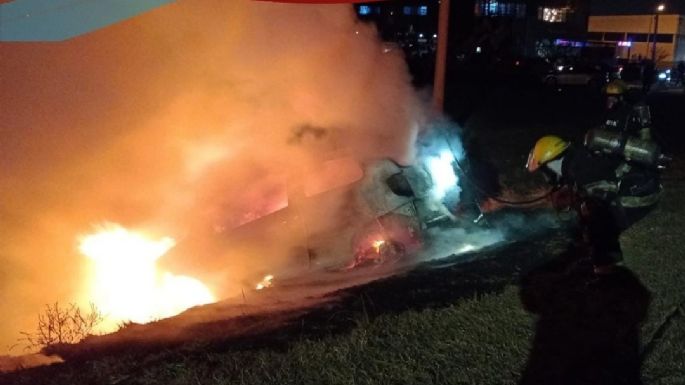 Un automóvil se incendió por completo en la ruta 158