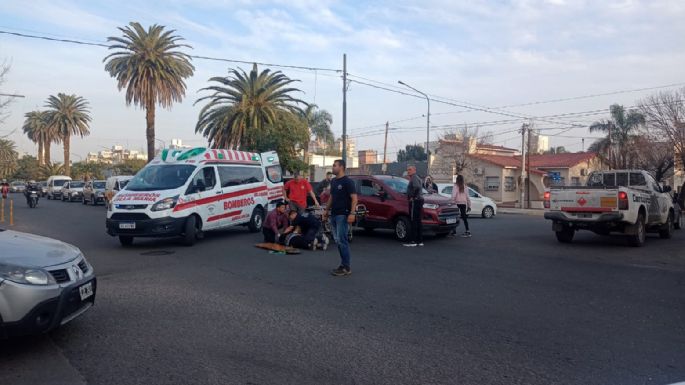 Mujer lesionada tras un siniestro vial con su moto