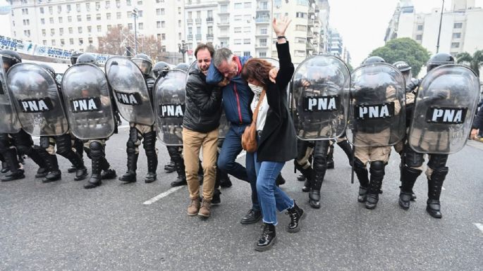 Represión, gases y detenidos mientras se trataba la Ley Bases
