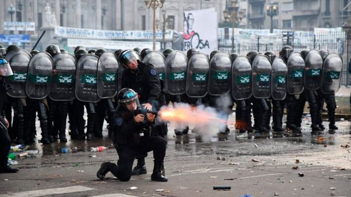 Represión, gases y detenidos mientras se trataba la Ley Bases