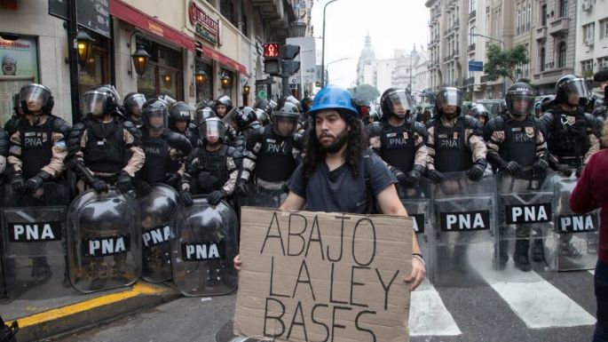 Represión, gases y detenidos mientras se trataba la Ley Bases