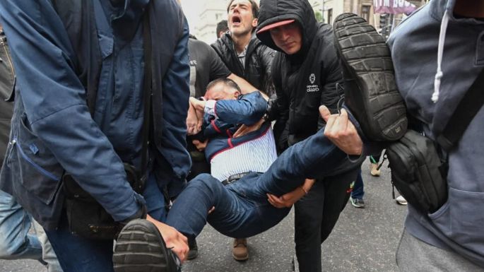 Represión, gases y detenidos mientras se trataba la Ley Bases