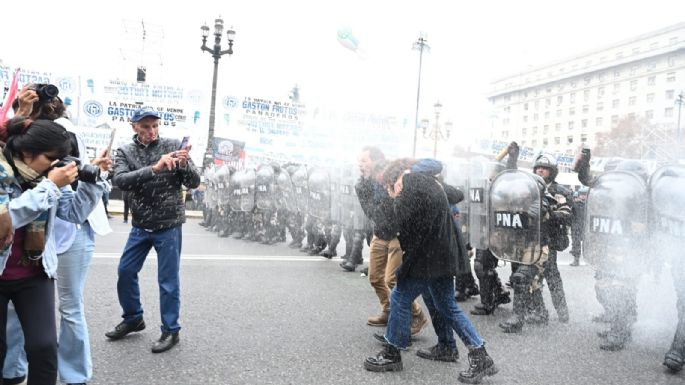 Represión, gases y detenidos mientras se trataba la Ley Bases