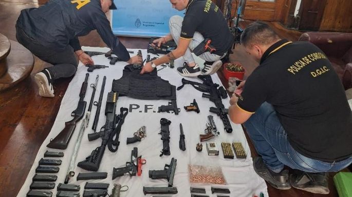 Incautaron gran cantidad de armas y municiones en una vivienda