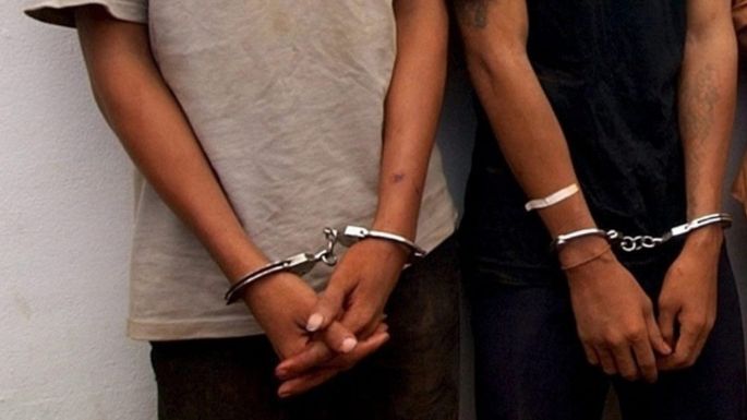 Presos por arrebatarle el celular a un hombre