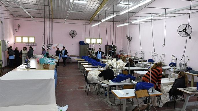 Reclusos cosen para un hospital