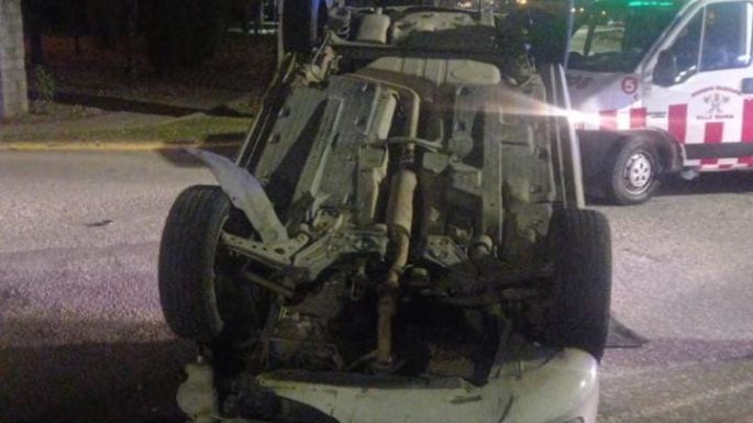 Un joven volcó con su auto y el test de alcoholemia le dio positivo