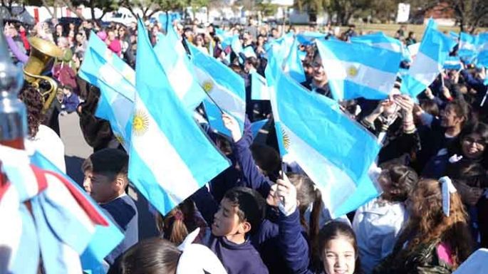 Miles de niños y niñas elevaron en alto a la bandera argentina