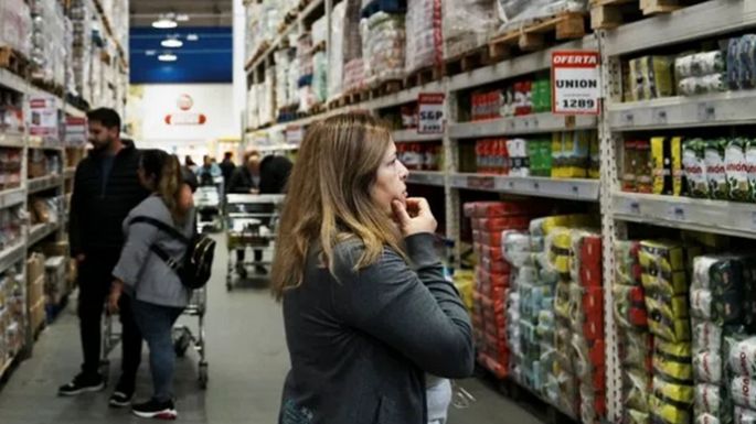 Las ventas en supermercados se hundieron más del 20% en abril