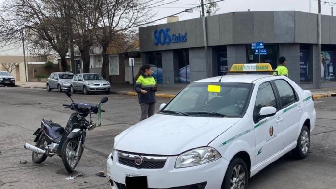 Un motociclista sufrió graves lesiones tras chocar contra un taxi