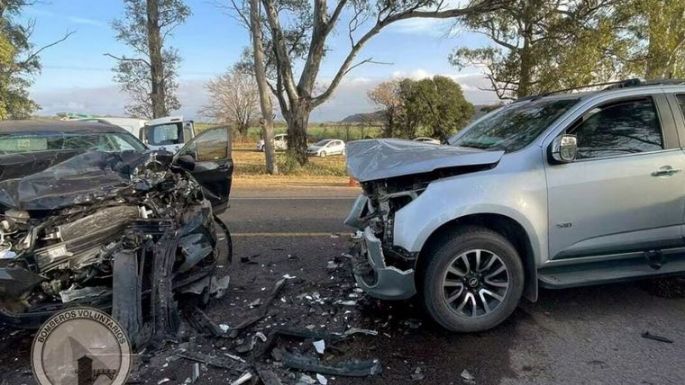 Tres personas murieron en un choque frontal entre dos camionetas