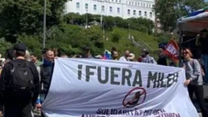 Javier Milei fue recibido con protestas