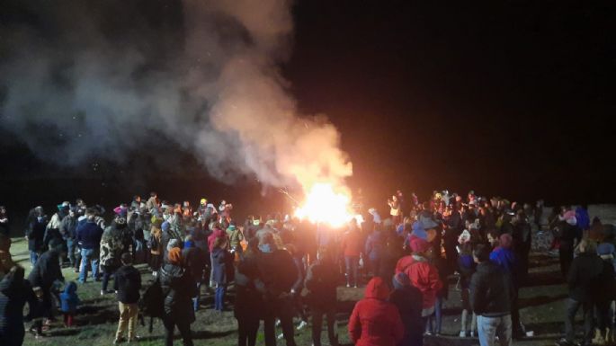 Encendieron la tradicional Fogata de San Juan en la costanera