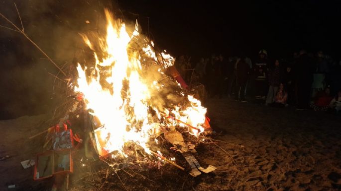 Encendieron la tradicional Fogata de San Juan en la costanera