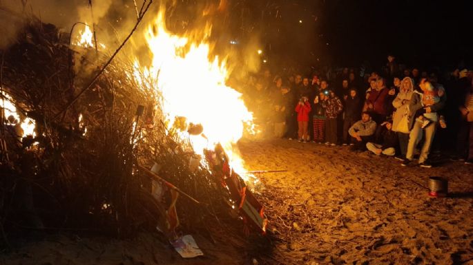 Encendieron la tradicional Fogata de San Juan en la costanera