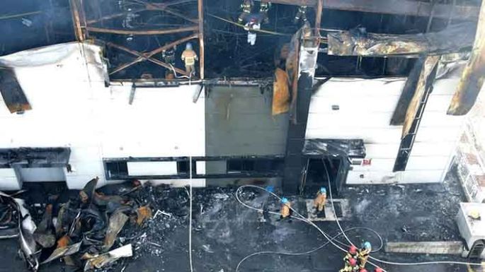 Fallecieron 22 personas en un incendio en una fábrica de baterías de litio