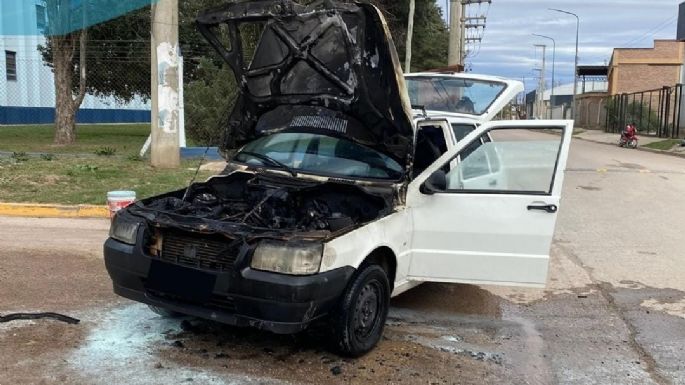 Vecinos sofocaron el incendio de un vehículo en la calle