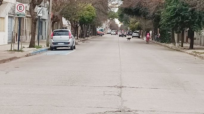 Retiran vehículos abandonados en la vía pública