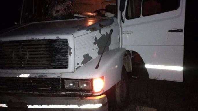 Un camión cargado con maíz volcó en la ruta