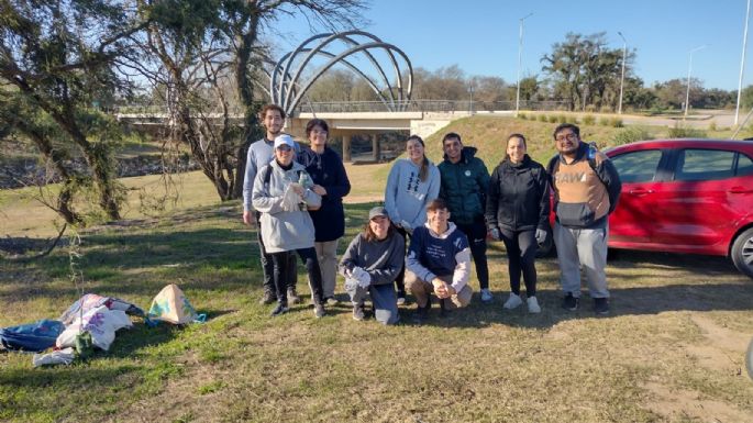 Vecinos se reunieron para limpiar la ribera del río