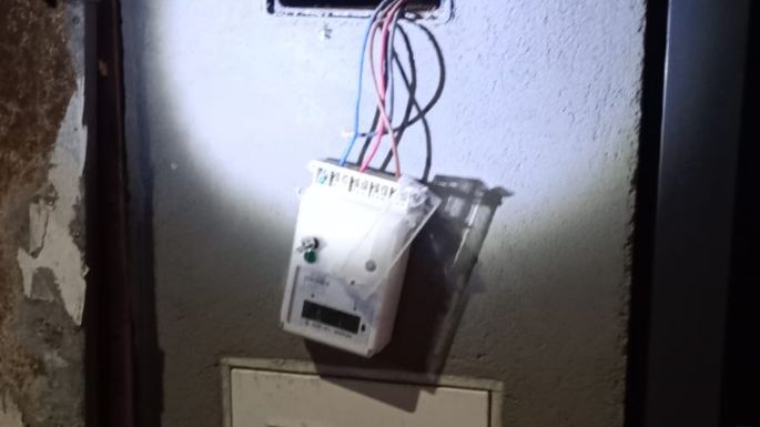 Dos detenidos por robar cables de un medidor eléctrico