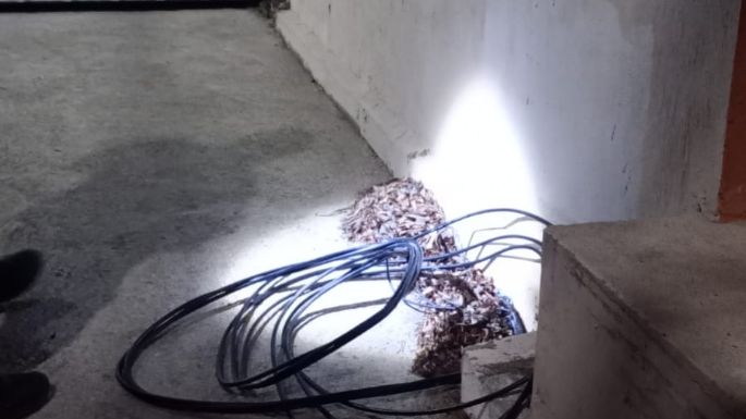 Dos detenidos por robar cables de un medidor eléctrico