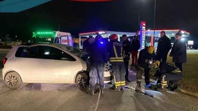 Vuelco en una rotonda y  dos motociclistas heridas